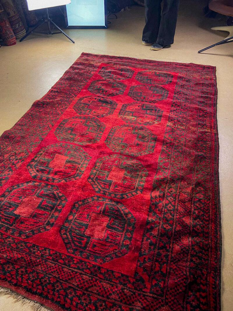 tummanpunainen afgaanimatto 1960 luvulta 242 x 147 cm