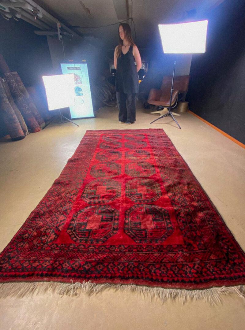 tummanpunainen afgaanimatto 1960 luvulta 242 x 147 cm