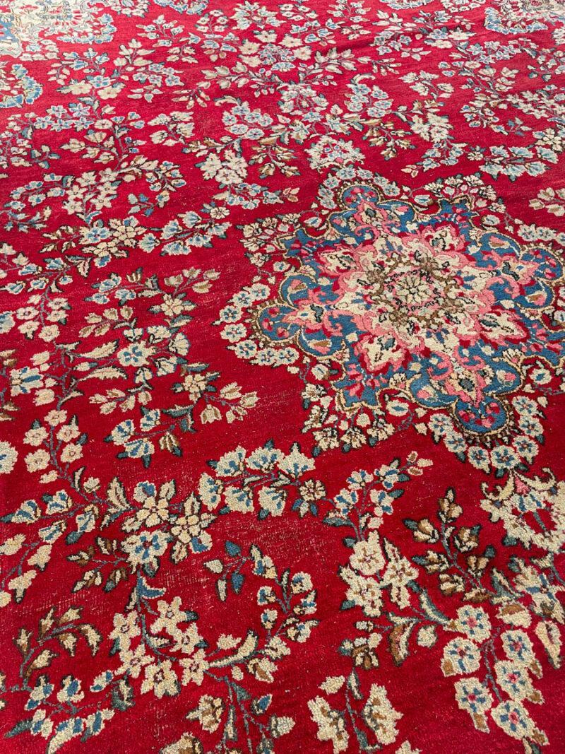 tyrmäävä kukkais kirman 1970 luvulta  360 x 265 cm