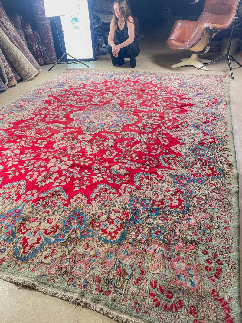 tyrmäävä kukkais kirman 1970 luvulta  360 x 265 cm