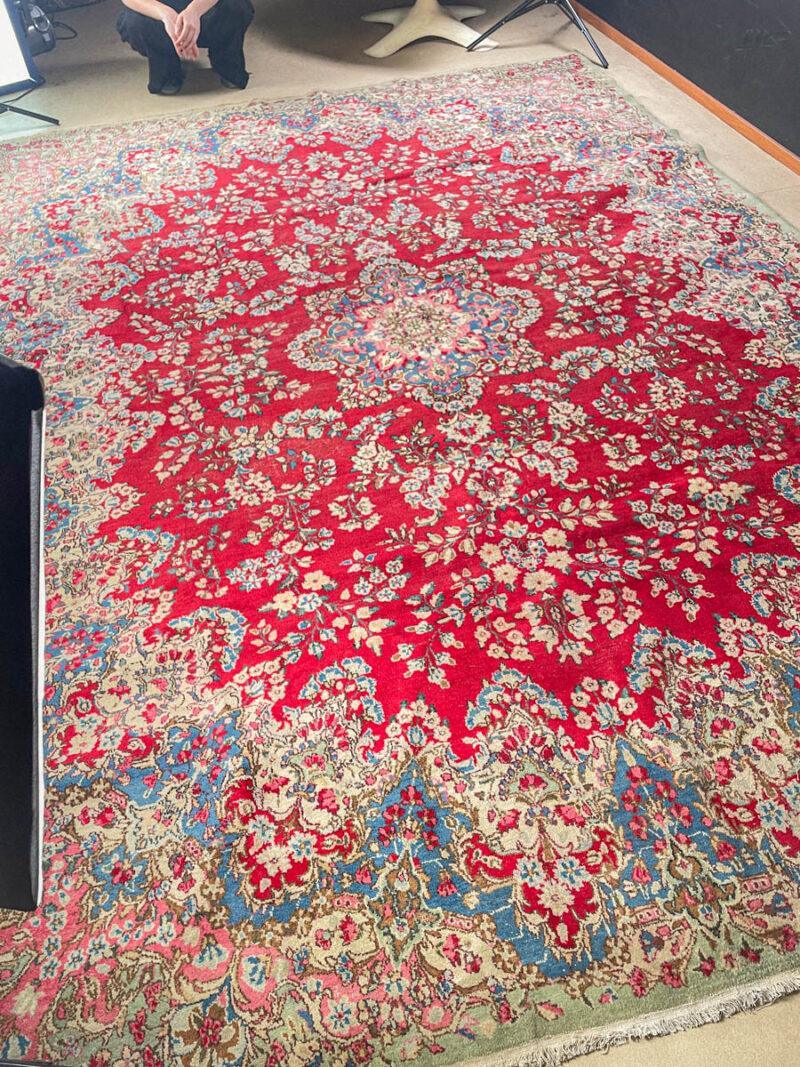 tyrmäävä kukkais kirman 1970 luvulta  360 x 265 cm