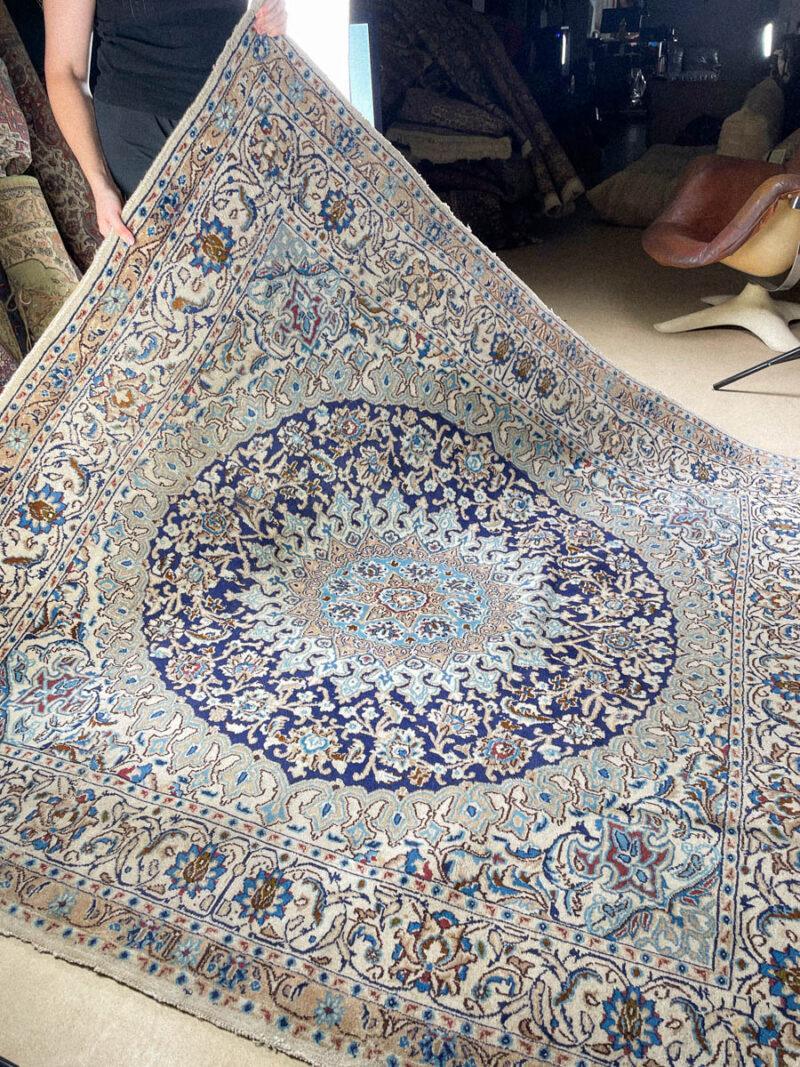 tyrmäävä neliönmallinen vaalea nain silkillä 200 x 200 cm