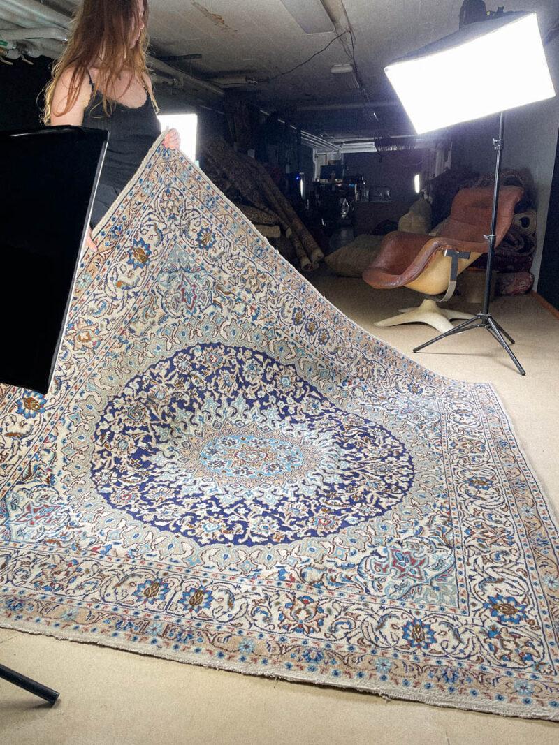 tyrmäävä neliönmallinen vaalea nain silkillä 200 x 200 cm