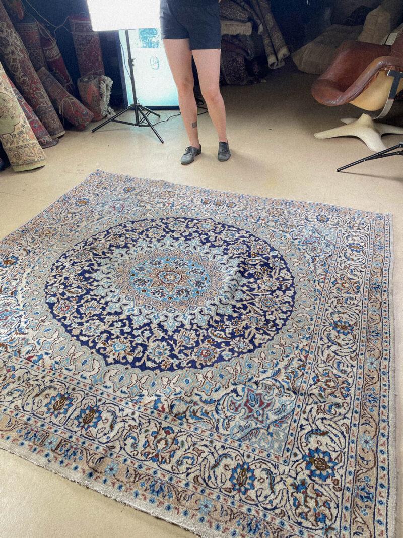 tyrmäävä neliönmallinen vaalea nain silkillä 200 x 200 cm