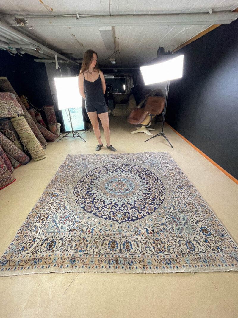 tyrmäävä neliönmallinen vaalea nain silkillä 200 x 200 cm