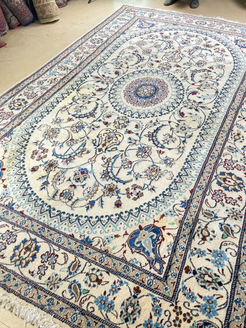 tyrmäävä nain 310 x 192 cm