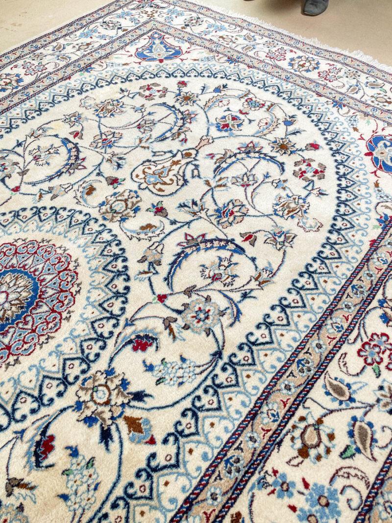 tyrmäävä nain 310 x 192 cm