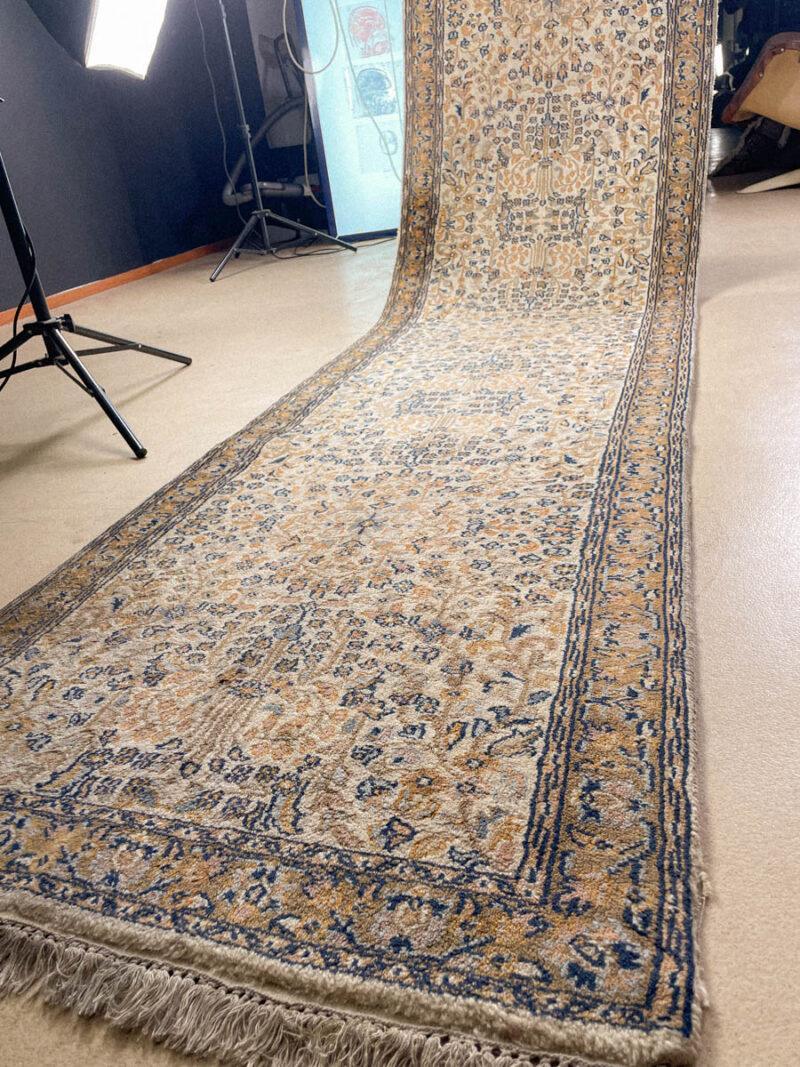 maanläheisen vaalea tabriz käytävämatto – 335 x 81 cm