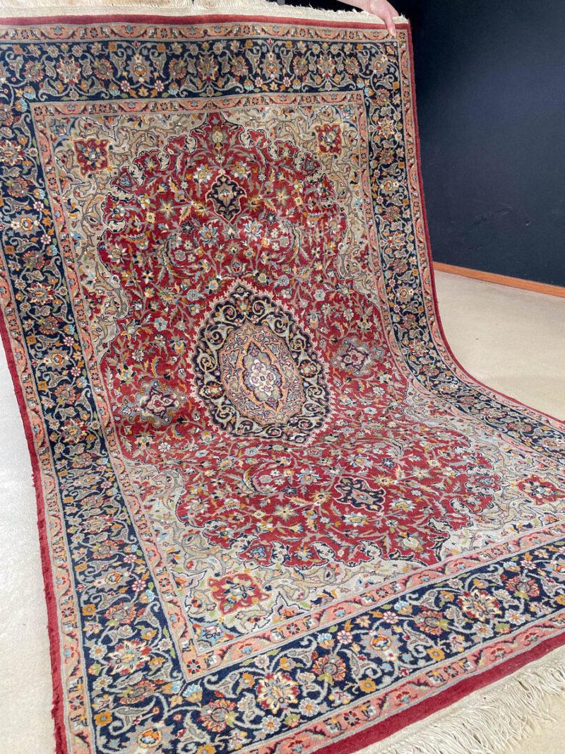 erittäin yksityiskohtainen perinteinen tabriz 192 x 123 cm