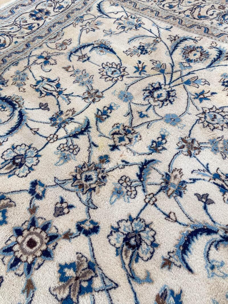 upean elegantti vaalea nain silkillä 300 x 200 cm