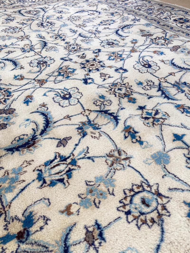 upean elegantti vaalea nain silkillä 300 x 200 cm