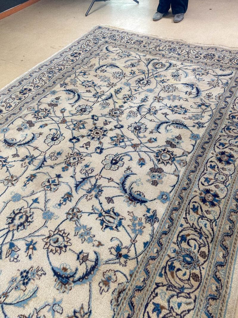 upean elegantti vaalea nain silkillä 300 x 200 cm