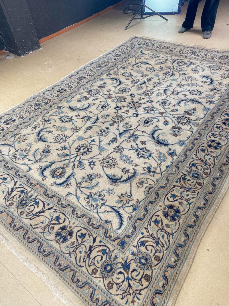 upean elegantti vaalea nain silkillä 300 x 200 cm