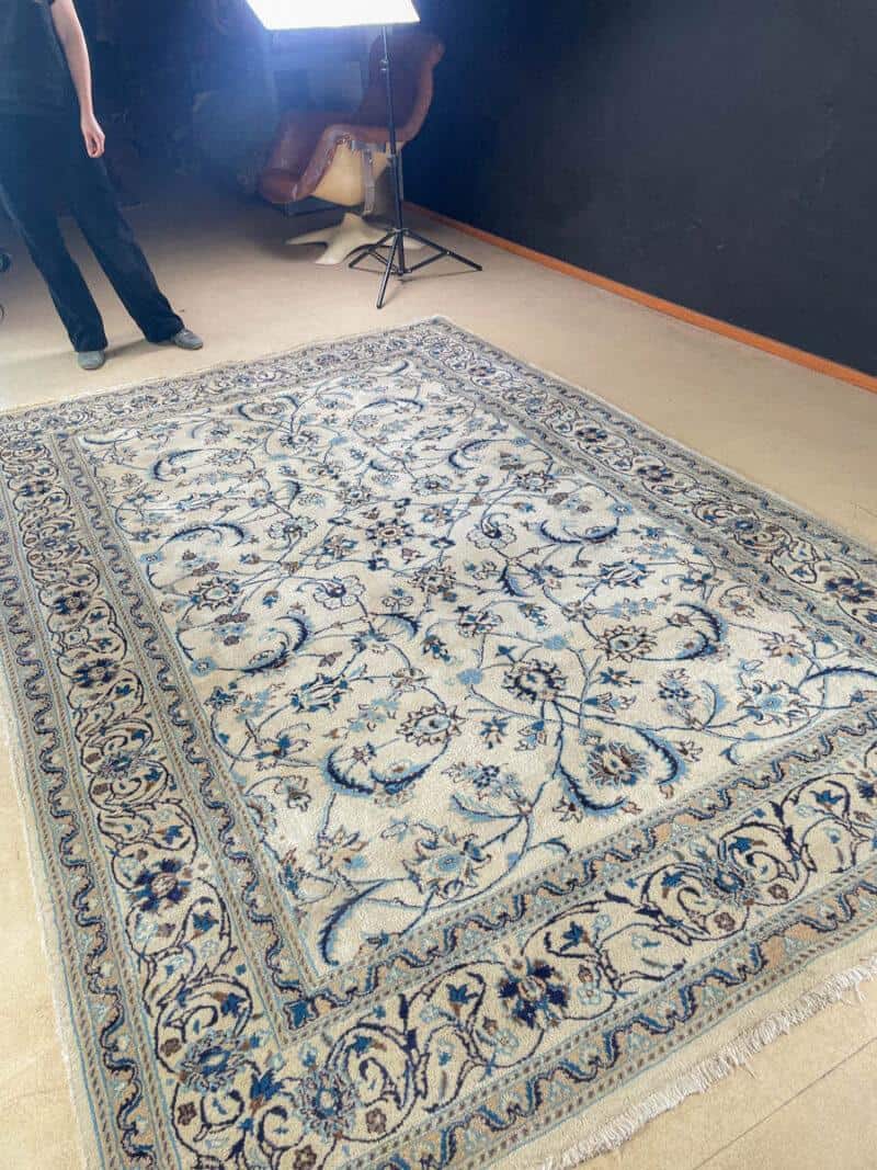 upean elegantti vaalea nain silkillä 300 x 200 cm