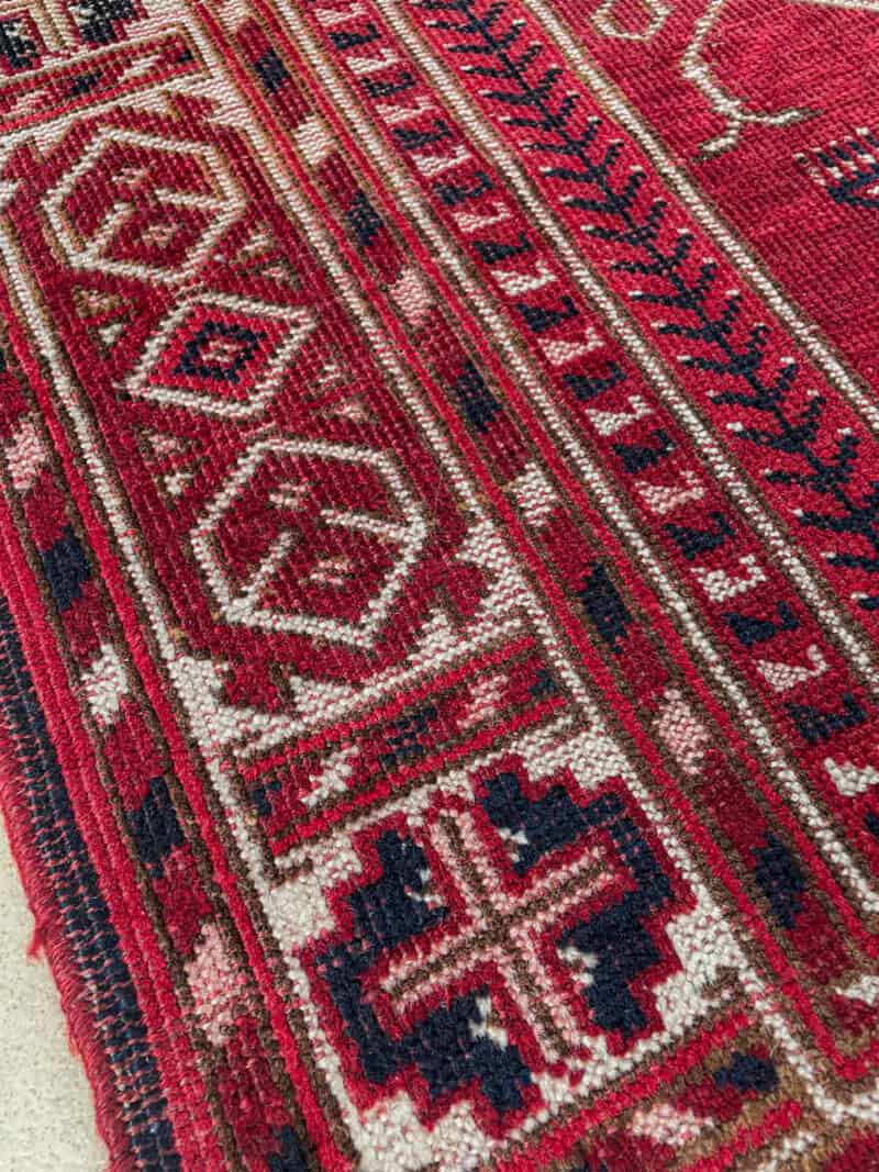 upea tummanpunainen balutsi 92 x 72 cm (kopio)