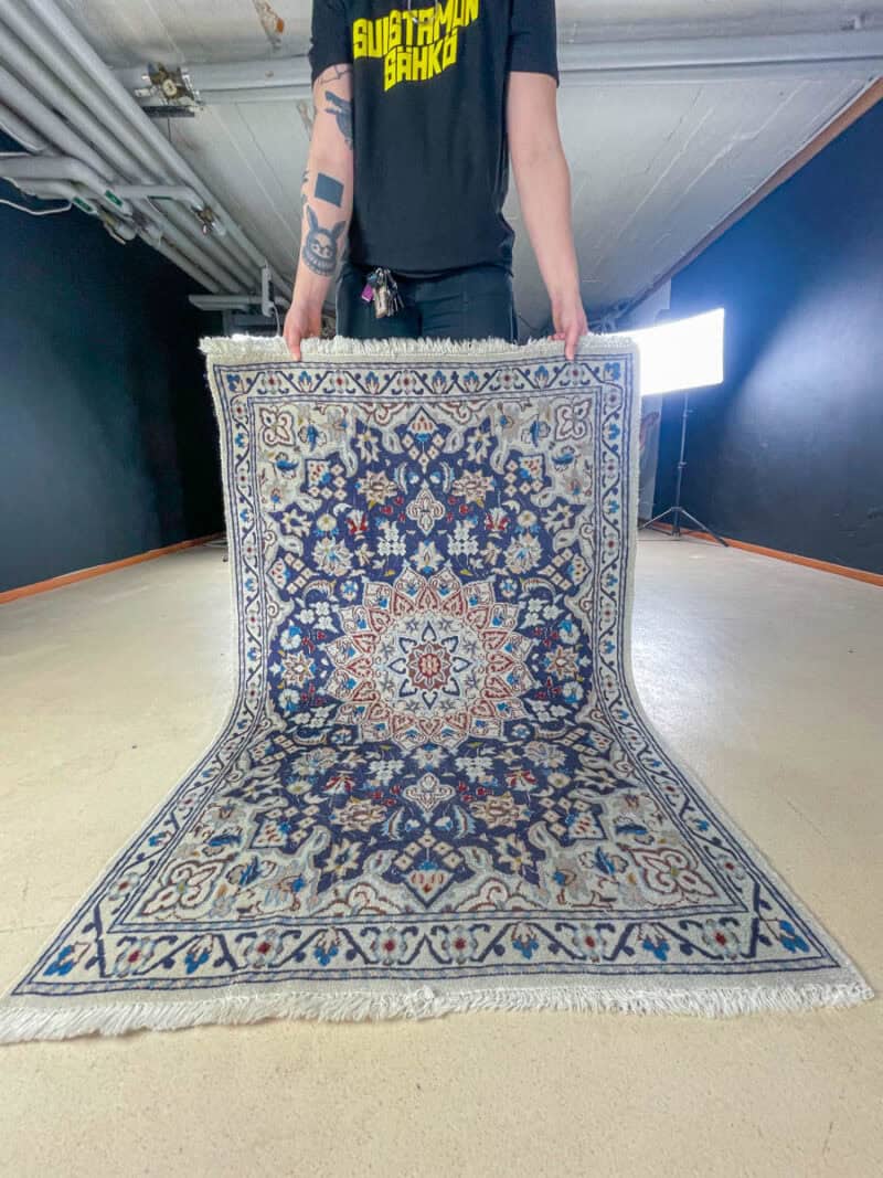 hurmaava nain silkillä 135 x 90 cm