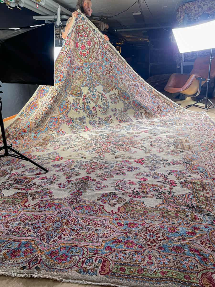 tyrmäävä kukkais kirman 1970 luvulta  360 x 265 cm (kopio)