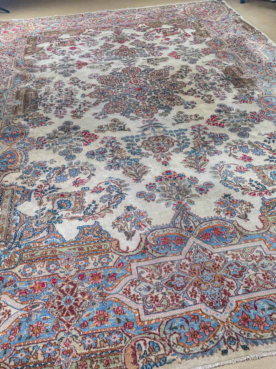 tyrmäävä kukkais kirman 1970 luvulta  360 x 265 cm (kopio)