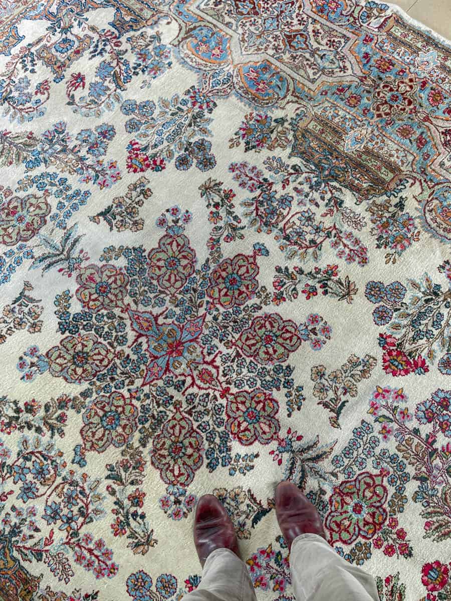 tyrmäävä kukkais kirman 1970 luvulta  360 x 265 cm (kopio)