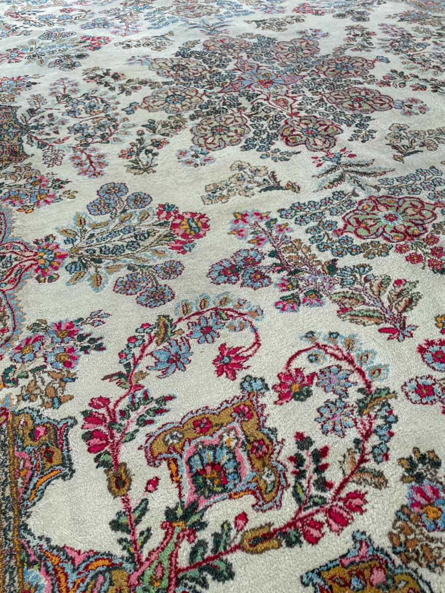 tyrmäävä kukkais kirman 1970 luvulta  360 x 265 cm (kopio)