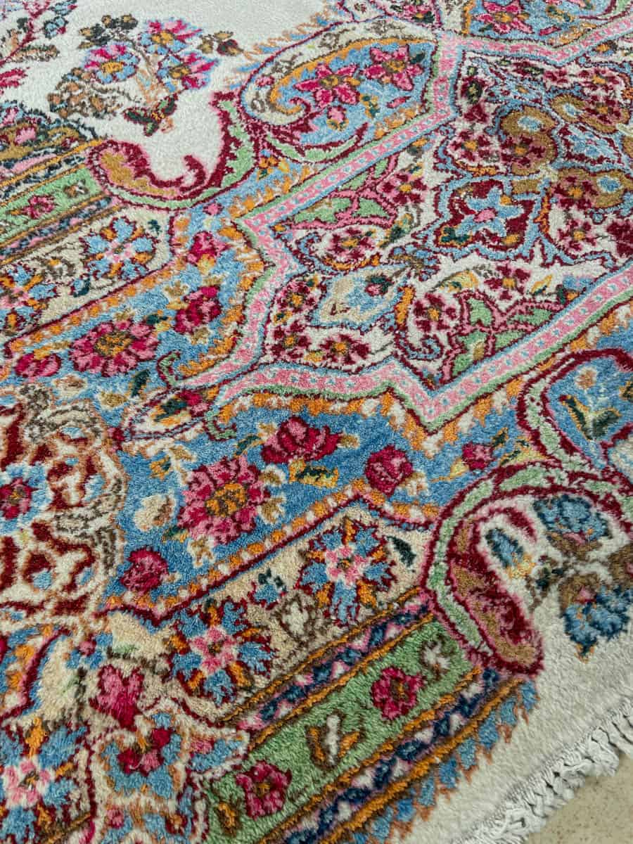 tyrmäävä kukkais kirman 1970 luvulta  360 x 265 cm (kopio)