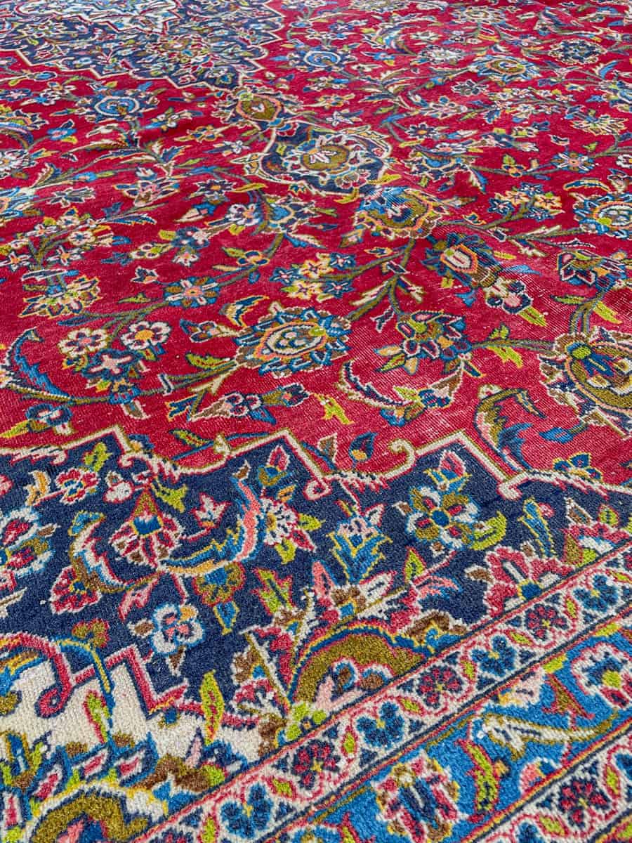 tyrmäävä palatsikokoinen keshan – signeerattu – 406 x 291 cm