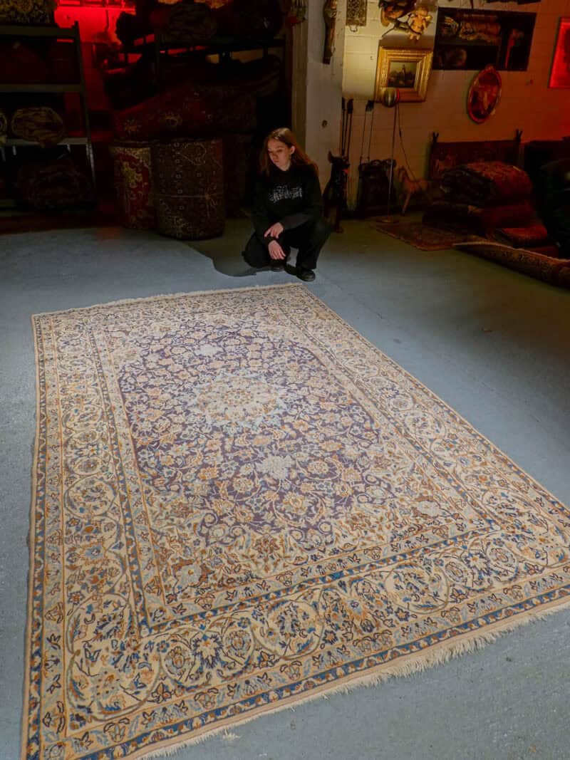 vaikuttava puoliantiikkinen nain silkillä 272 x 173 cm