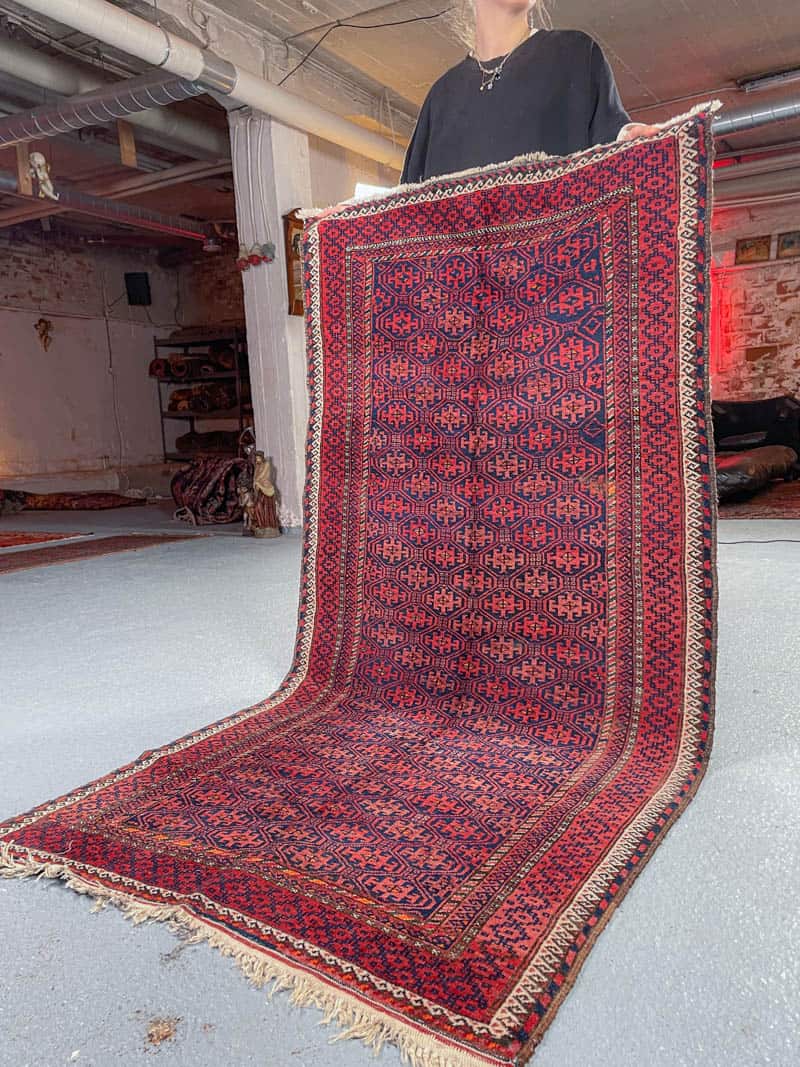 puoliantiikkinen tummanpuhuva balutsi  192 x 100 cm