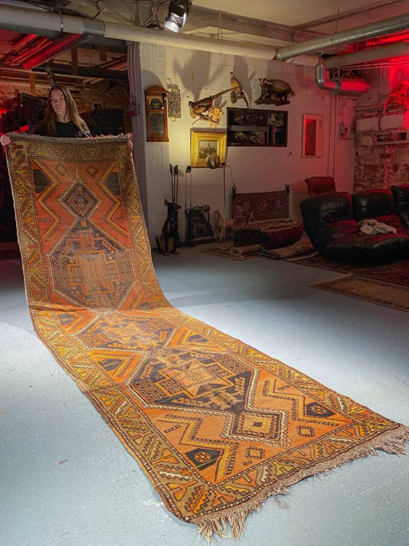 tyrmäävä puoliantiikkinen sarab käytävämatto – 407 x 110 cm (kopio)