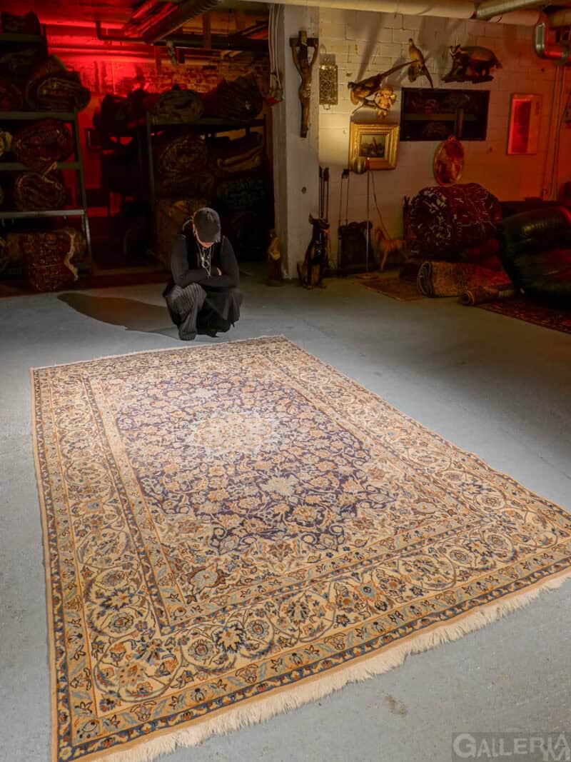 vaikuttava puoliantiikkinen 6la nain silkillä 272 x 173 cm