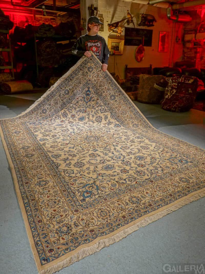 puoliantiikkinen nain silkillä 276 x 164 cm (kopio)