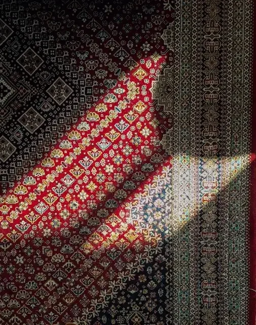 Persialainen matto on Iranissa valmistettu itämainen matto, mutta kaikkia itämaisia mattoja ei ole valmistettu Iranissa.