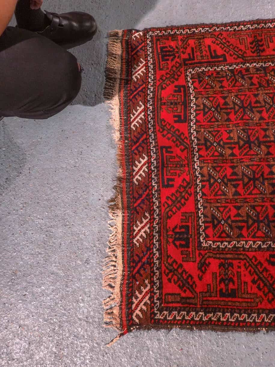 Punainen käsinsolmittu Balutsi-villamatto, 173 × 89 cm