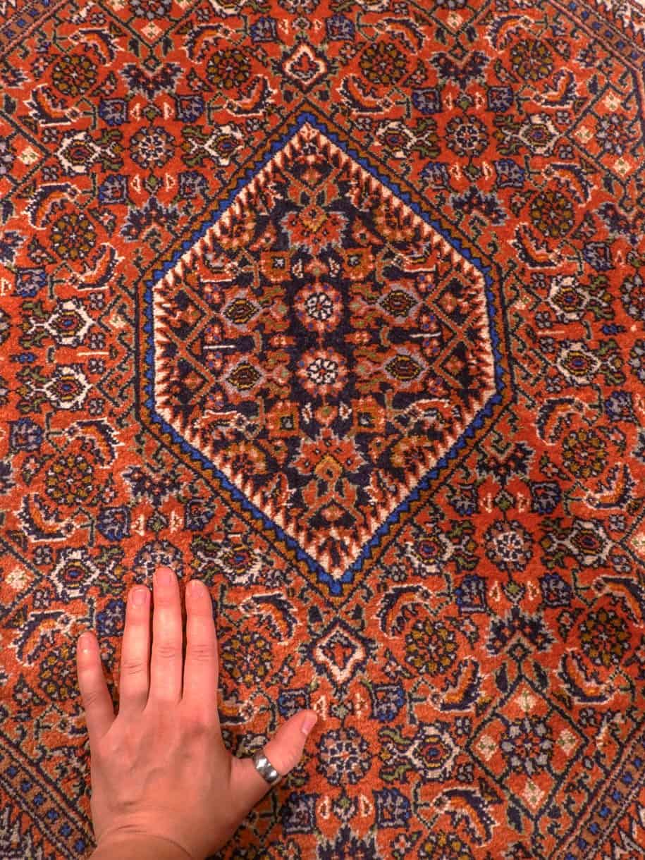 Maanläheinen käsinsolmittu Bijar-villamatto, 135 × 100 cm