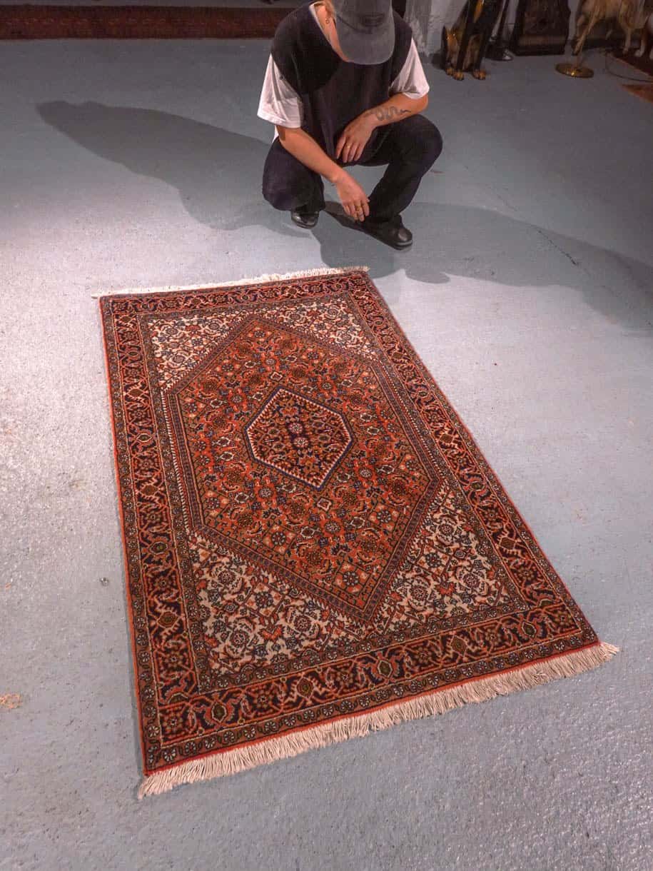 Maanläheinen käsinsolmittu Bijar-villamatto, 135 × 100 cm