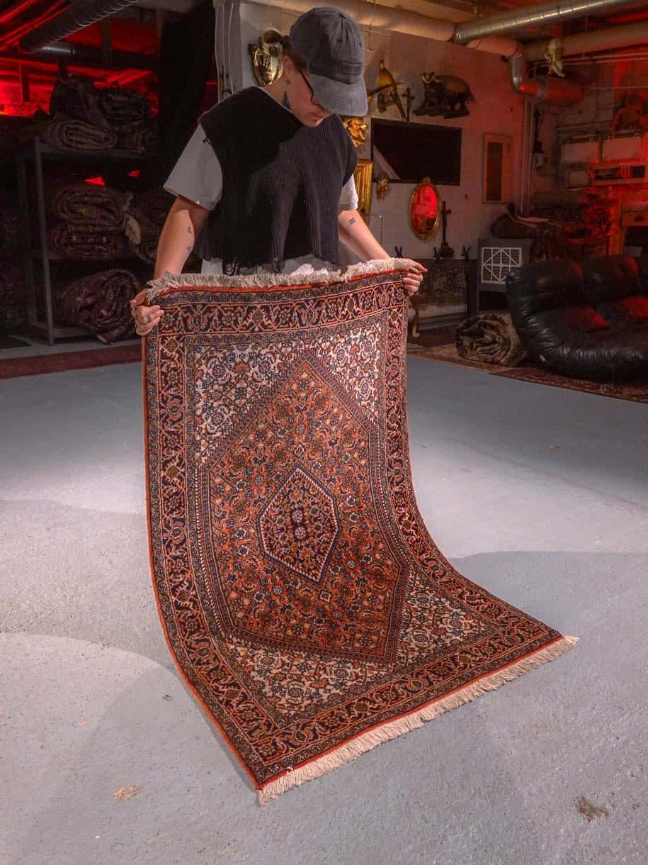 Maanläheinen käsinsolmittu Bijar-villamatto, 135 × 100 cm