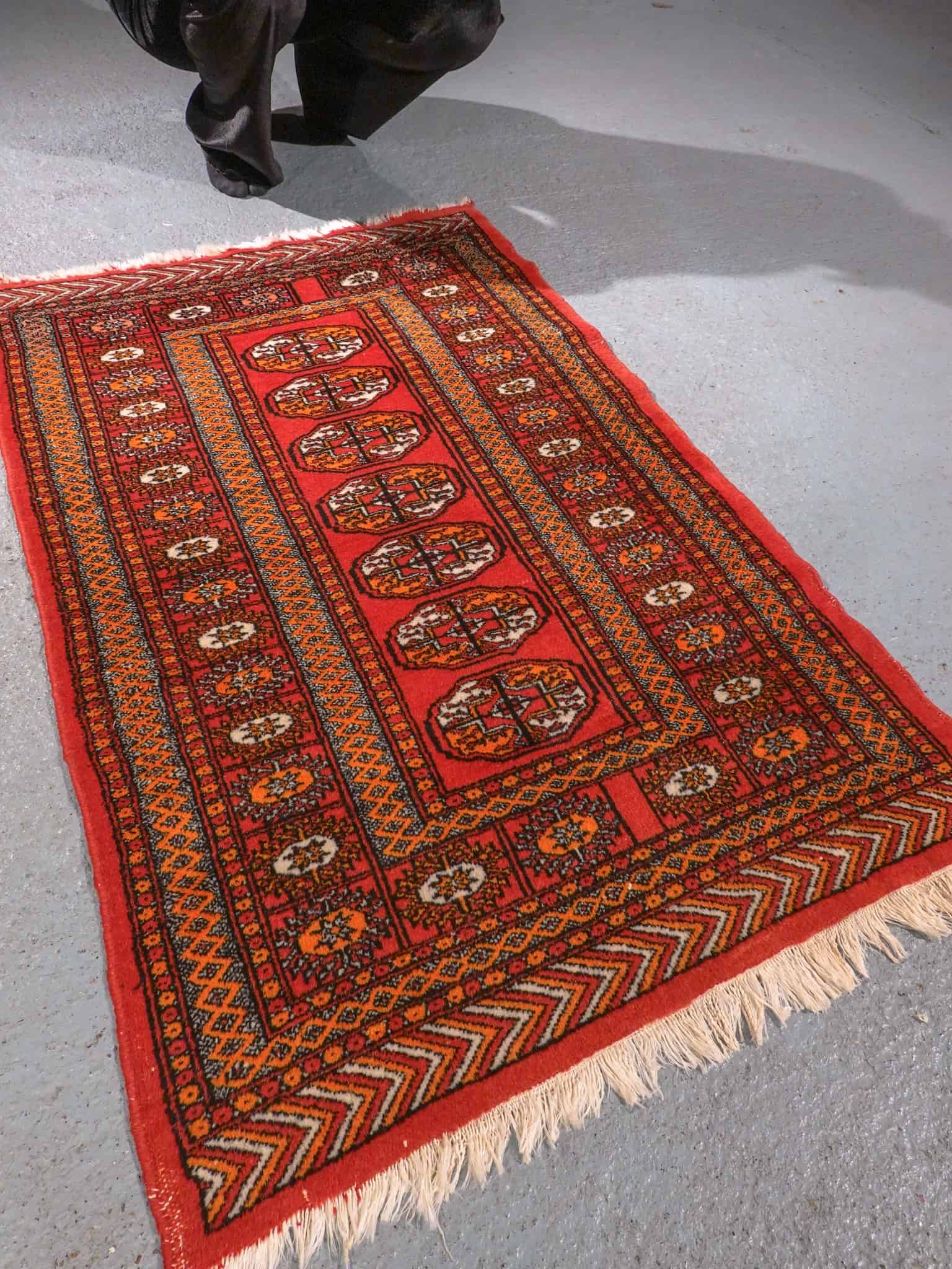 Punainen käsinsolmittu Buhara-villamatto, 120 × 77 cm