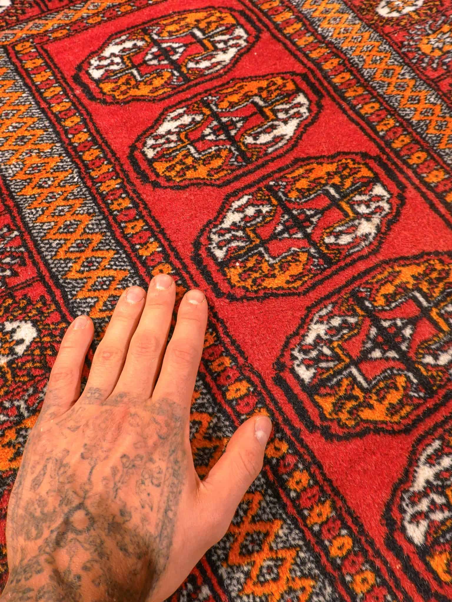 Punainen käsinsolmittu Buhara-villamatto, 120 × 77 cm