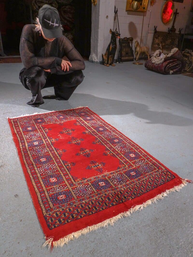 Punainen käsinsolmittu Buhara-villamatto, 122 × 77 cm