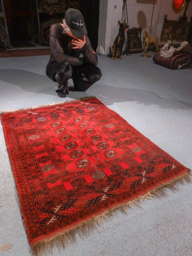 Punainen käsinsolmittu Buhara-villamatto, 138 × 107 cm