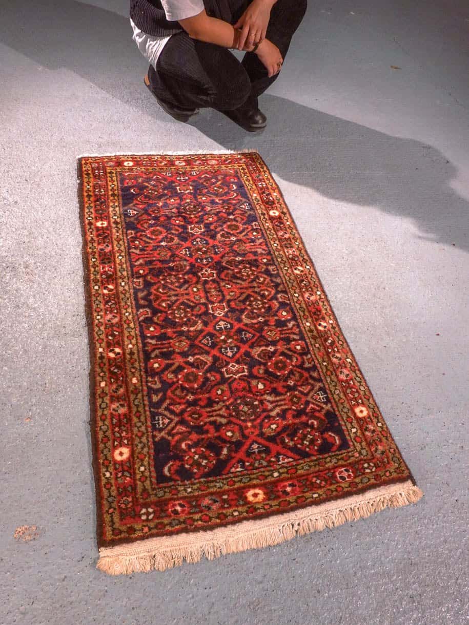 Punainen käsinsolmittu Hamadan-villamatto, 125 × 65 cm