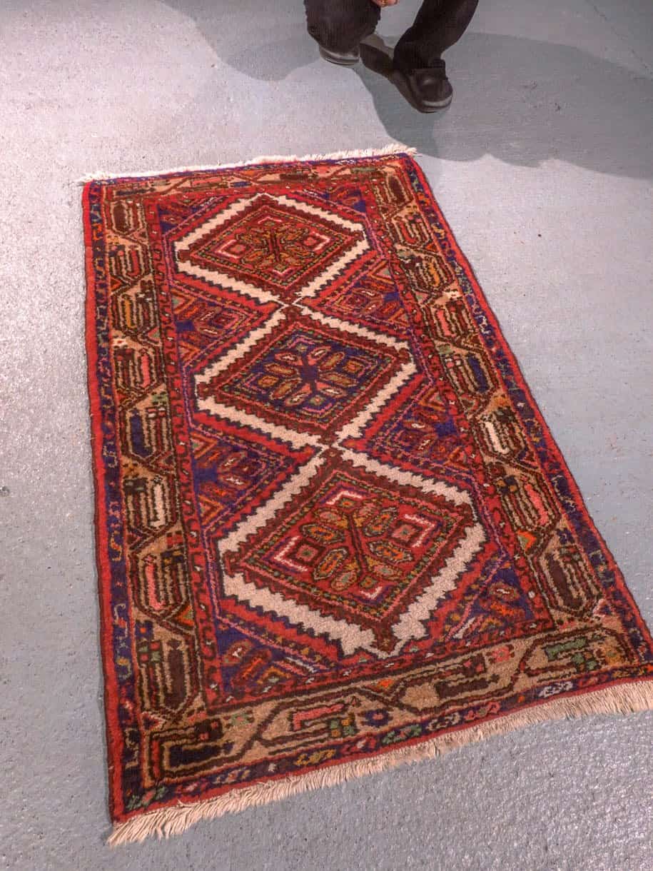 Punainen käsinsolmittu Hamadan-villamatto, 127 × 78 cm