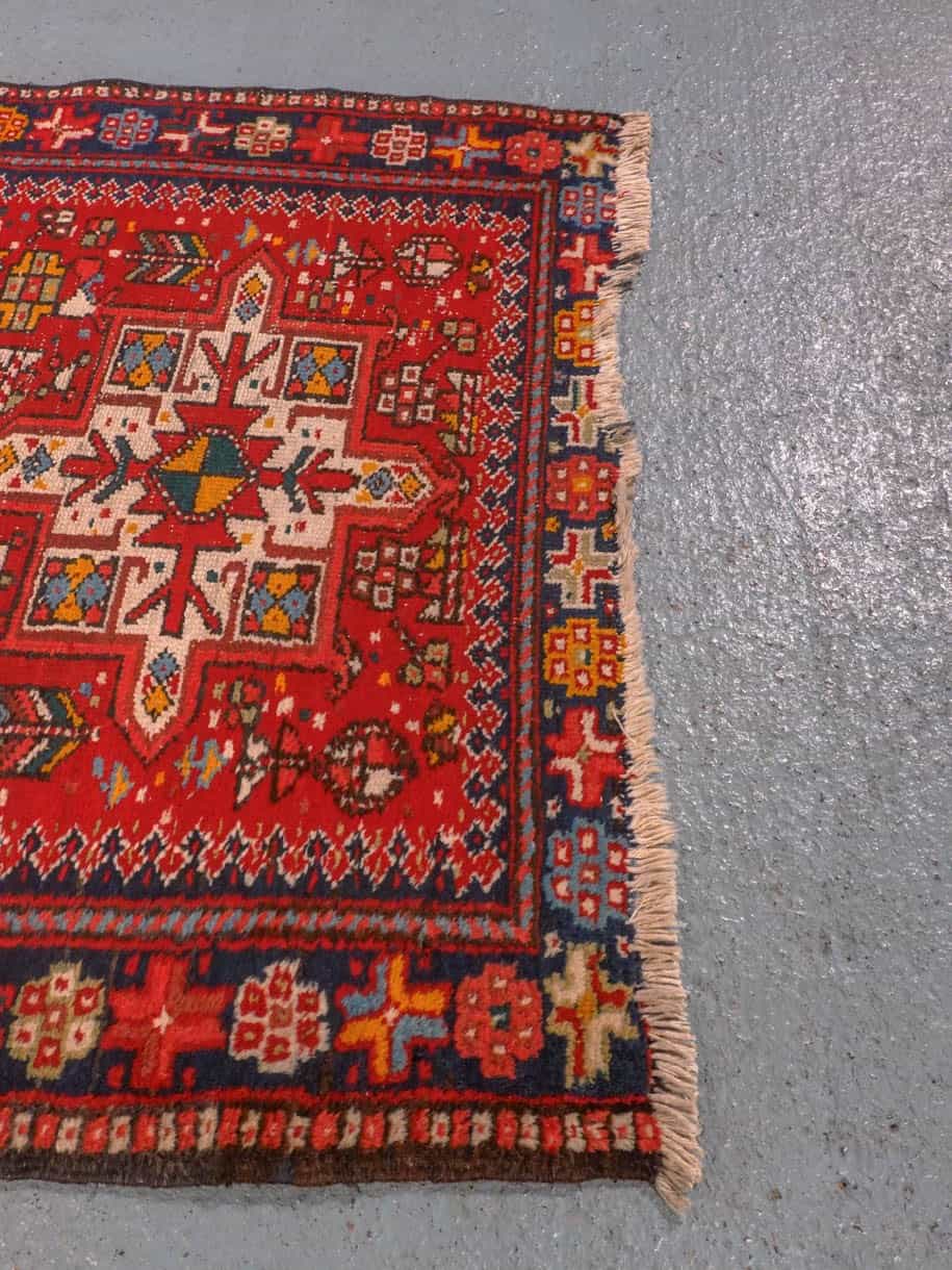 Punainen käsinsolmittu Heriz-villamatto, 125 × 85 cm