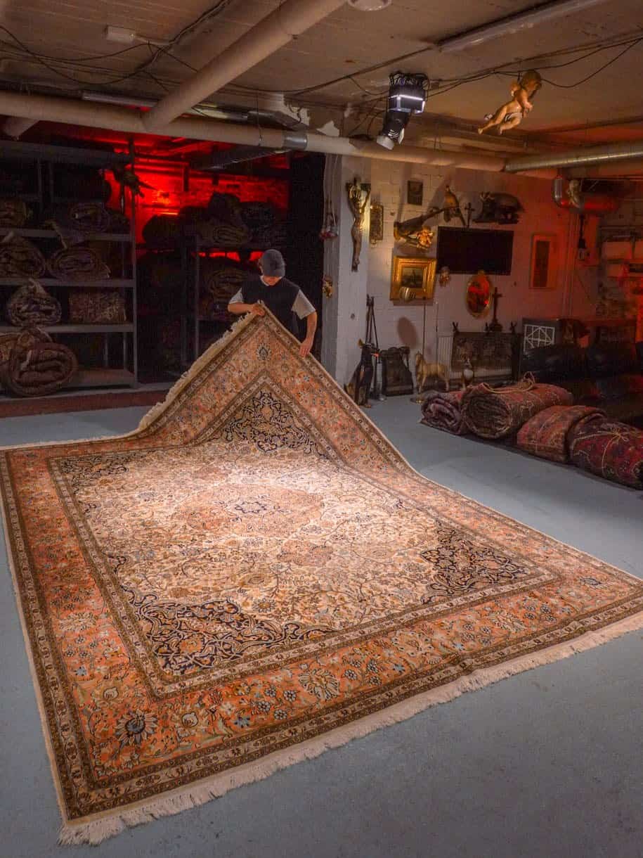 Vaalea käsinsolmittu Kashmir-villamatto, 375 × 270 cm