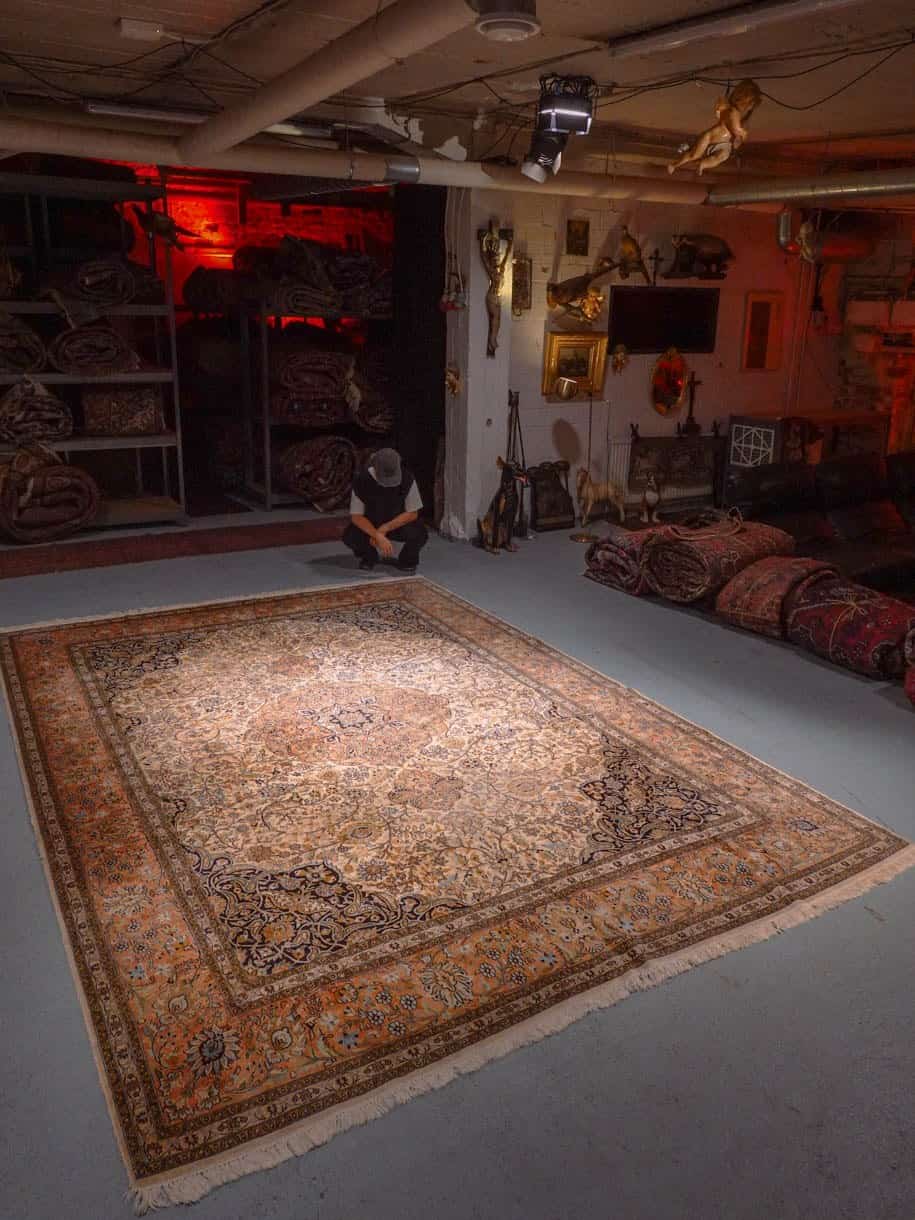 Vaalea käsinsolmittu Kashmir-villamatto, 375 × 270 cm