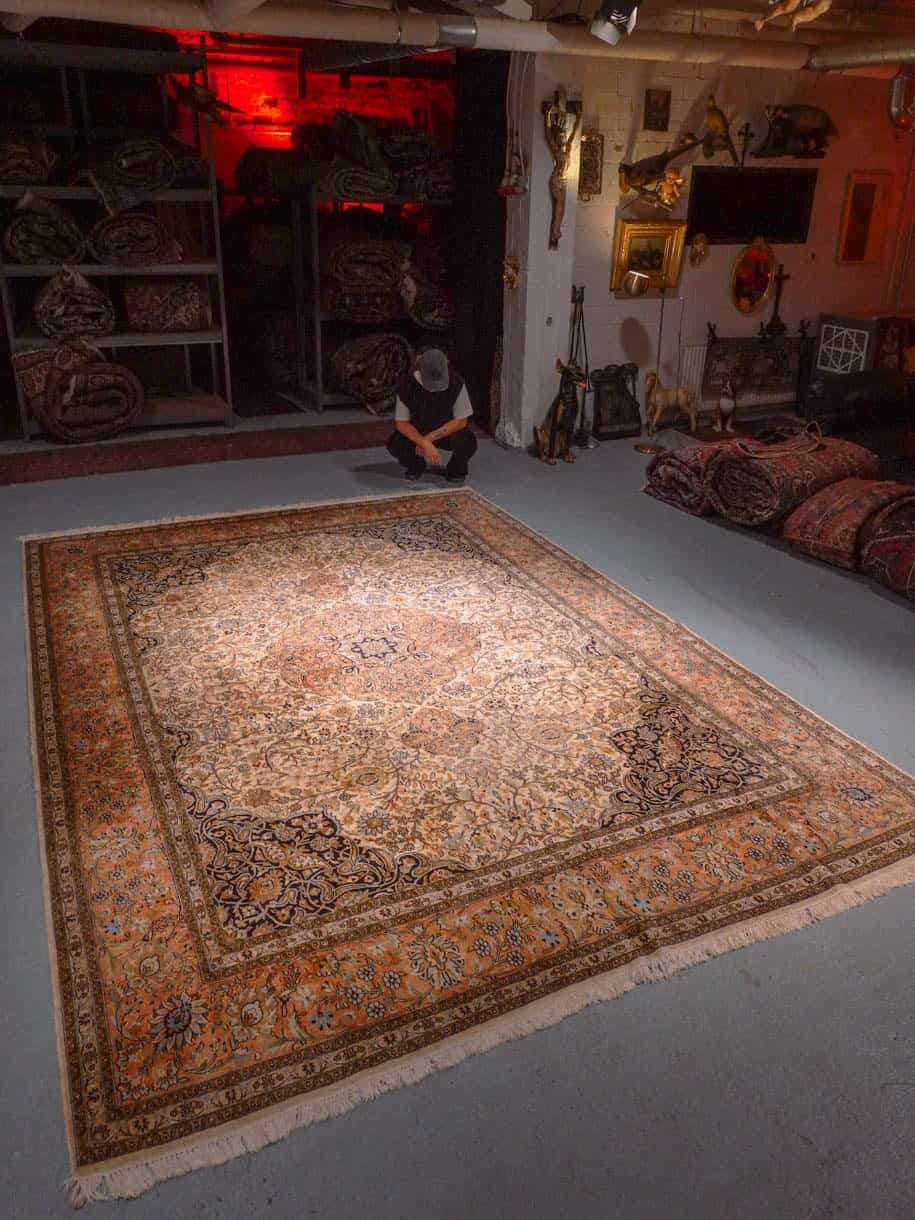 Vaalea käsinsolmittu Kashmir-villamatto, 375 × 270 cm