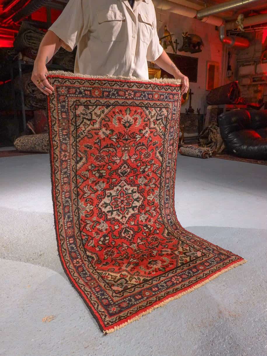 Punainen käsinsolmittu Lilihan-villamatto, 134 × 79 cm