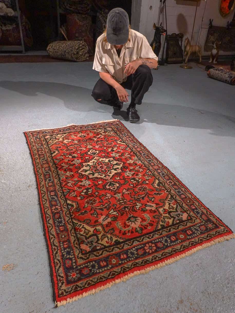 Punainen käsinsolmittu Lilihan-villamatto, 134 × 79 cm