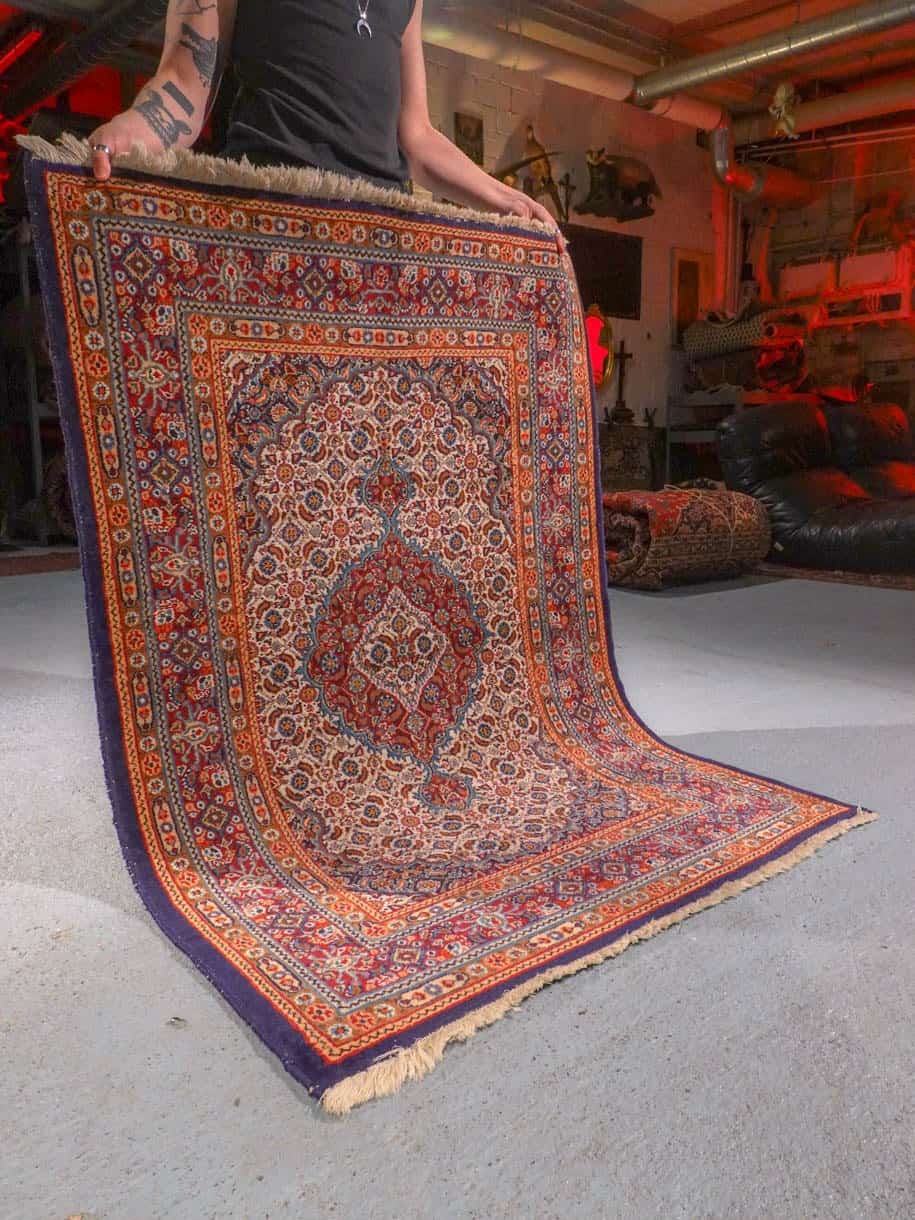 Vaalea käsinsolmittu Moud-villamatto, 146 × 103 cm