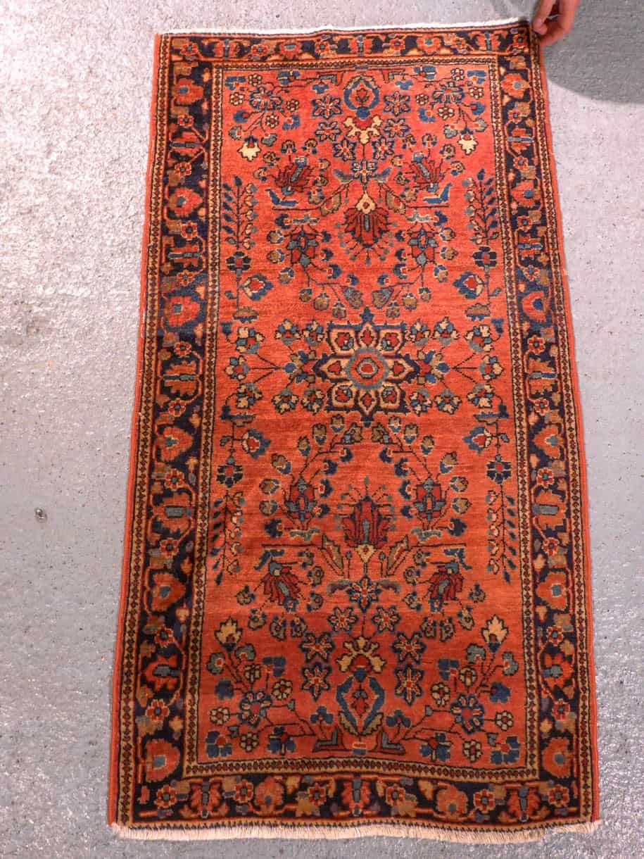 Punainen käsinsolmittu Sarouk-villamatto, 117 × 63 cm